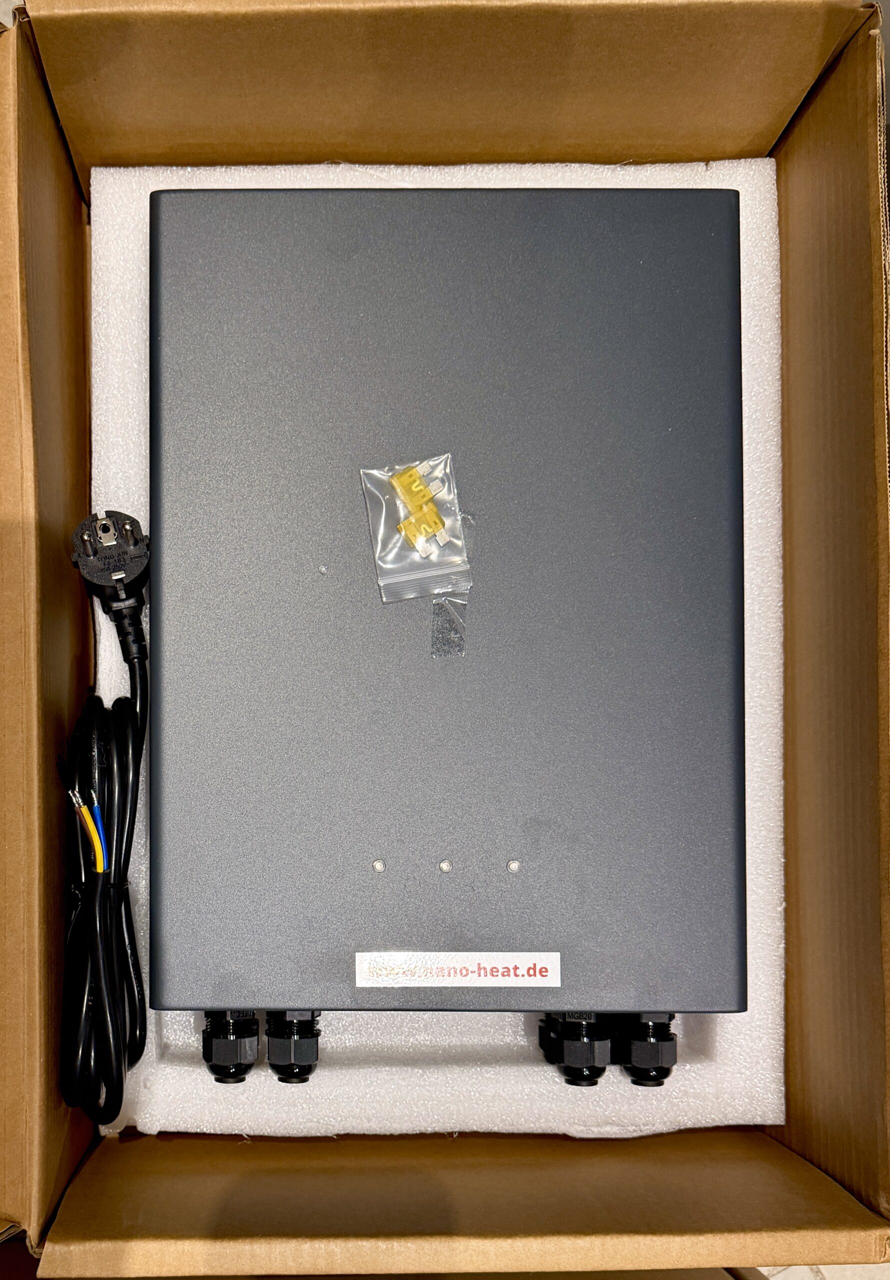 Nano-Heat Transformator 1200 W in der Verpackung – Draufsicht auf Gehäuse, Anschlussleitung und Sicherungen