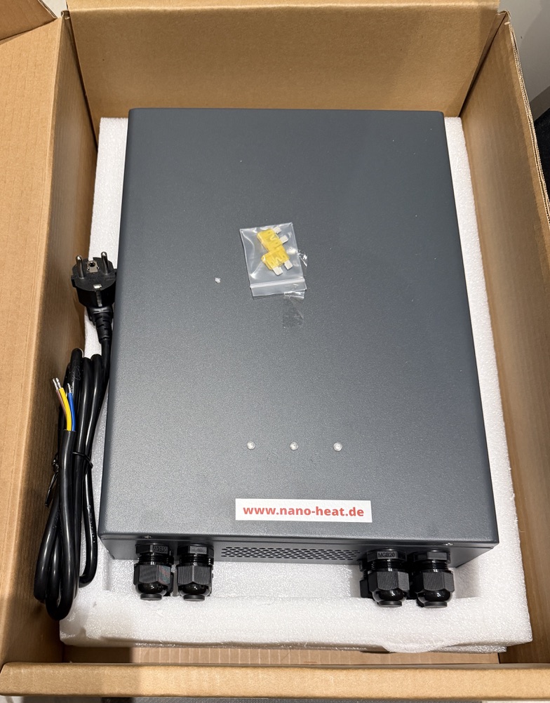 Nano-Heat Transformator 1200 W im grauen Gehäuse mit Anschlussleitung und Kabelverschraubungen