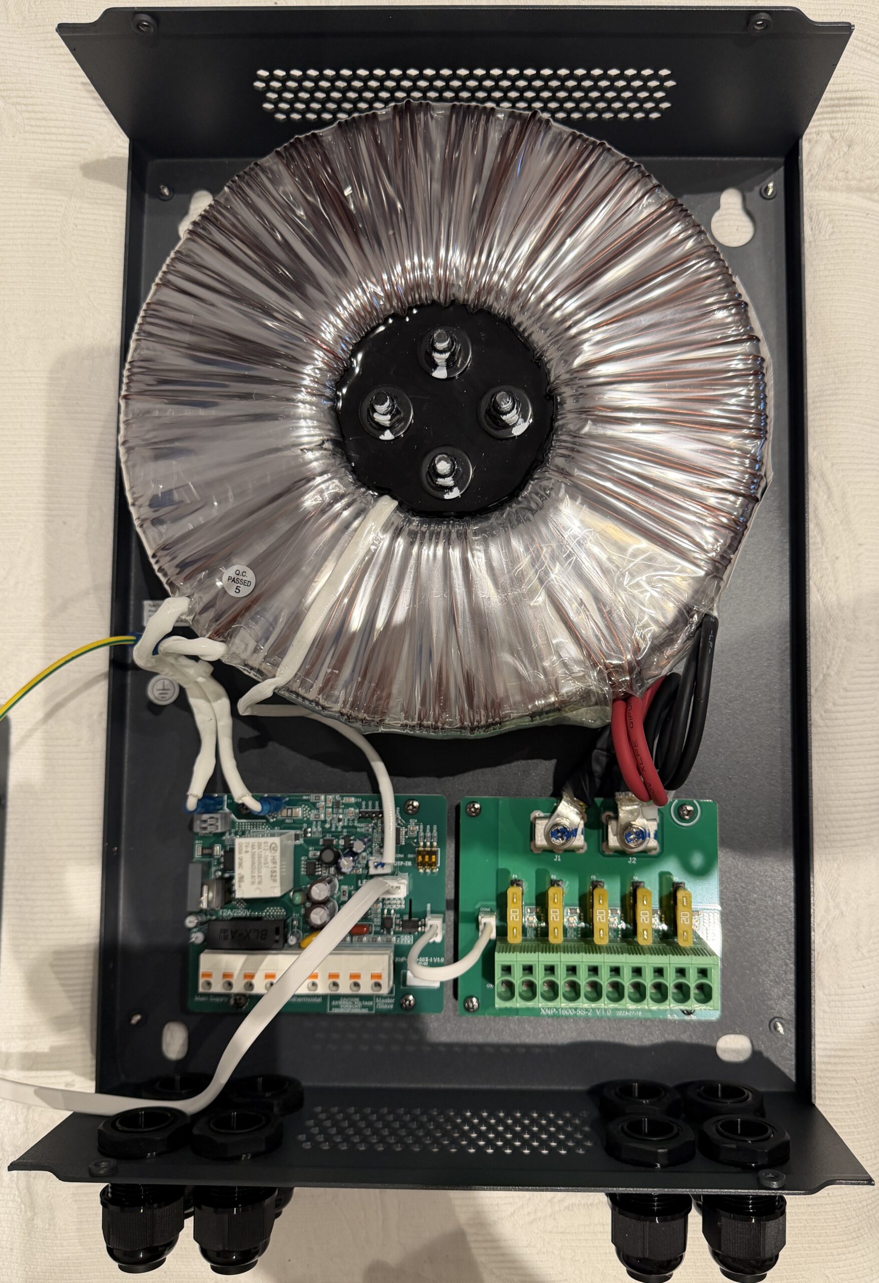 Innenansicht des Nano-Heat Transformators 1200 W mit Ringkern, Elektronik und Sicherungsplatine