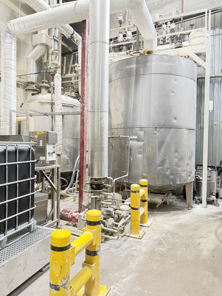 Tanks und Rohrleitungen in einer industriellen Produktionsanlage
