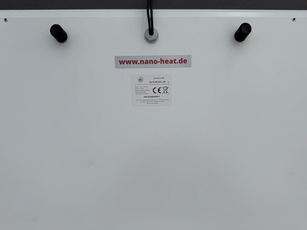Kabeldurchführung, Typenschild und obere Abstandshalter auf der Rückseite der Nano-Heat Rasterdeckenheizung